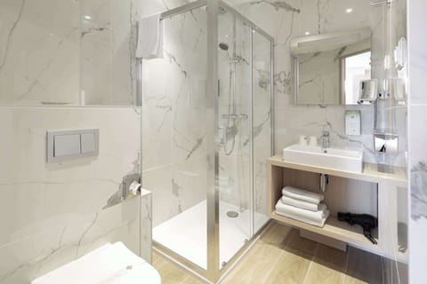 Combined shower/tub, eco-friendly toiletries, hair dryer, towels