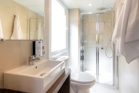Combined shower/tub, eco-friendly toiletries, hair dryer, towels