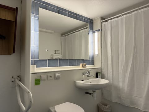 Standard Room, 1 Double Bed | Bathroom | Combined shower/tub, eco-friendly toiletries, hair dryer, towels