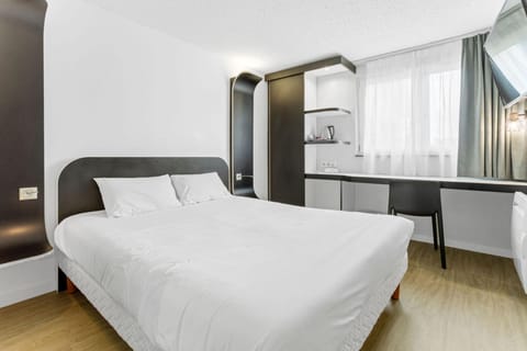 Standard Room, 1 Double Bed | Desk, laptop workspace, iron/ironing board, free cribs/infant beds