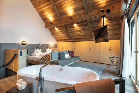 Luxury Tree House, Mountain View | 2 bedrooms, premium bedding, free minibar items, in-room safe