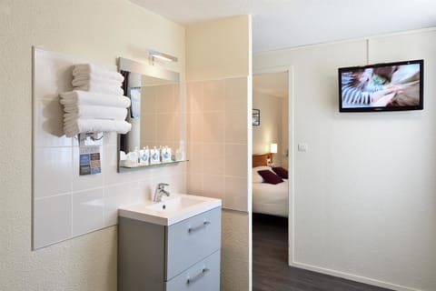 Standard Room, 1 Double Bed | Bathroom | Shower, eco-friendly toiletries, hair dryer, towels