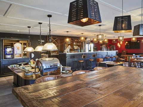 Breakfast and dinner served