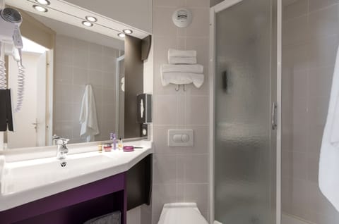 Standard Room, 2 Twin Beds | Bathroom | Shower, eco-friendly toiletries, hair dryer, towels