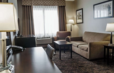 Suite, 1 Bedroom, Non Smoking | Egyptian cotton sheets, premium bedding, in-room safe, blackout drapes