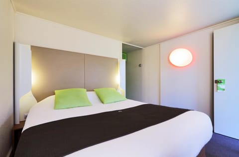 1 bedroom, premium bedding, desk, laptop workspace