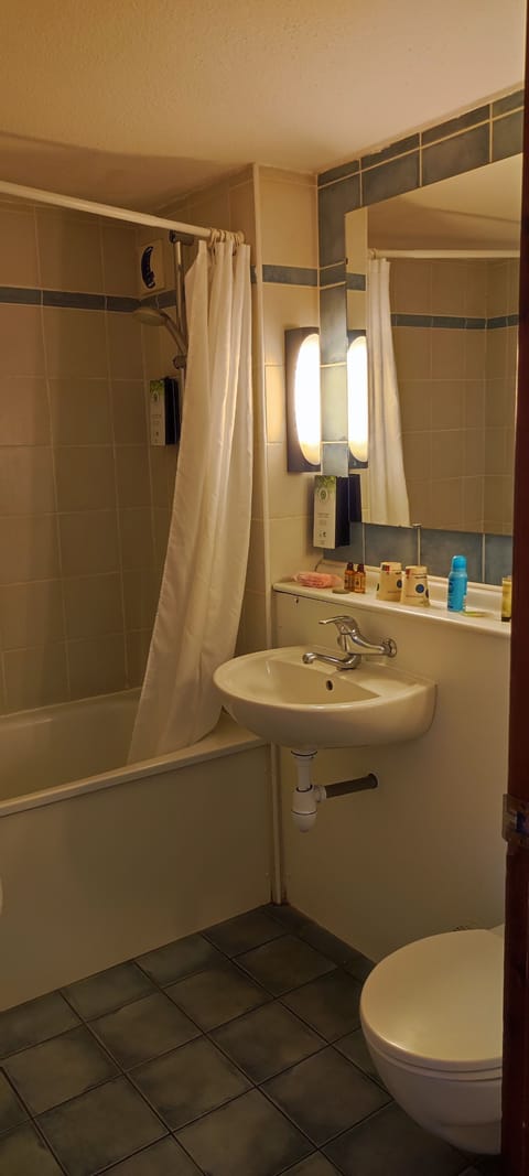 Combined shower/tub, eco-friendly toiletries, hair dryer, towels