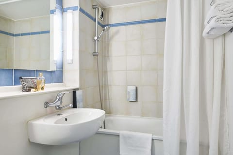 Combined shower/tub, eco-friendly toiletries, hair dryer, towels