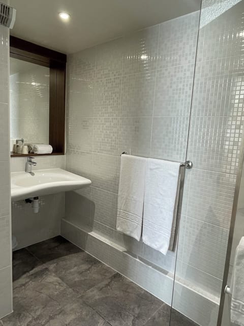 Comfort Twin Room | Bathroom | Free toiletries, hair dryer, towels, soap
