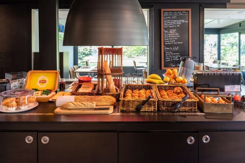 Daily buffet breakfast (EUR 13.9 per person)