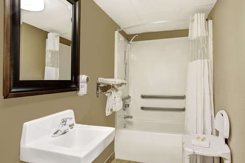 Combined shower/tub, hair dryer, towels