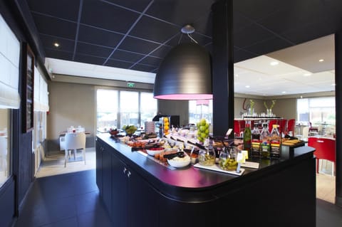 Breakfast, lunch, dinner served; French cuisine