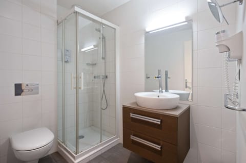 Standard Room, 1 Double Bed | Bathroom | Eco-friendly toiletries, hair dryer, towels, shampoo