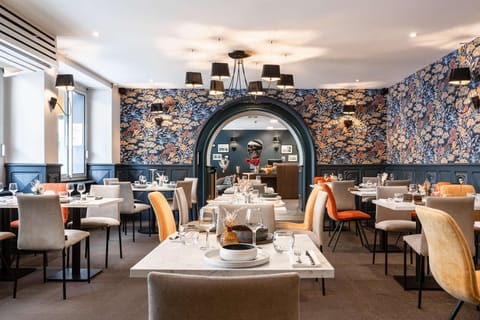 Breakfast, lunch and dinner served