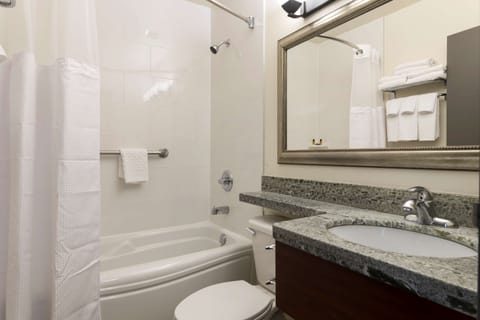 Combined shower/tub, free toiletries, hair dryer, towels