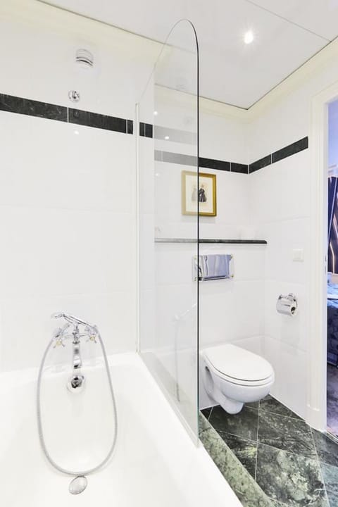 Combined shower/tub, designer toiletries, hair dryer, towels