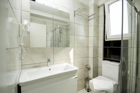 Suite, Sea View | Bathroom | Shower, hair dryer, towels