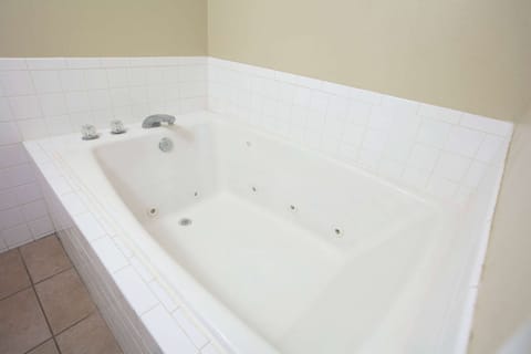 Combined shower/tub, free toiletries, hair dryer, towels