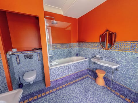 Les Coraux | Bathroom | Hair dryer, towels, soap, shampoo