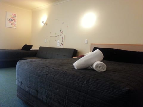 Studio, Jetted Tub | Desk, blackout drapes, iron/ironing board, free WiFi