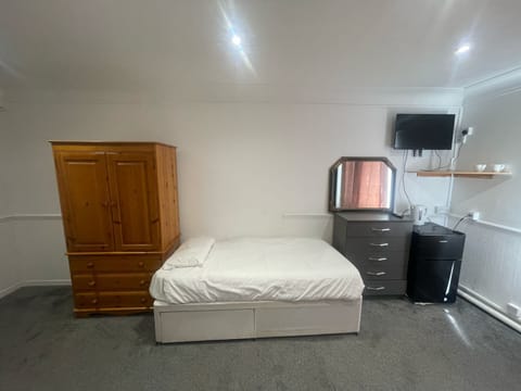 Basic Triple Room | Iron/ironing board, free WiFi
