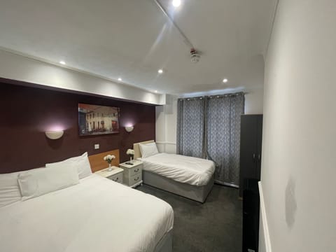 Basic Triple Room | Iron/ironing board, free WiFi