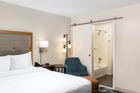 Standard Room, 1 Queen Bed | In-room safe, desk, iron/ironing board, free cribs/infant beds