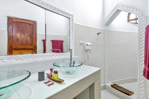 Bungalow with Sea View | Bathroom | Free toiletries, hair dryer, towels