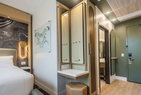 Room, 1 Queen Bed | In-room safe, laptop workspace, blackout drapes, iron/ironing board