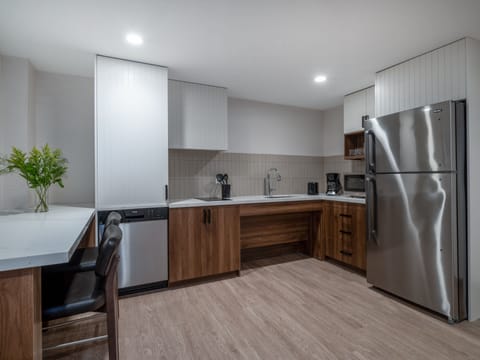 Studio Suite, 1 King Bed, Non Smoking, Kitchen (Transfer Shower) | Private kitchenette | Full-size fridge, microwave, stovetop, dishwasher