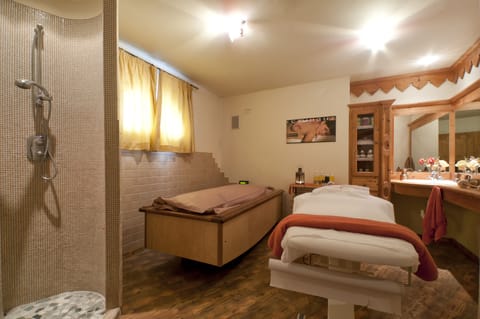 Sauna, Turkish bath, body treatments, body scrubs, facials