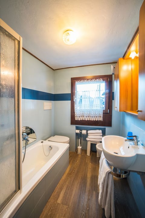 Family Room | Bathroom | Shower, free toiletries, hair dryer, bathrobes