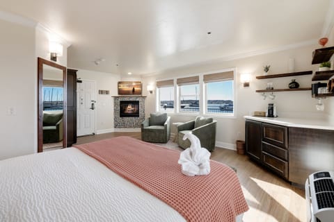 Panoramic Suite, Private Bathroom, Ocean View (Kelp Oceanfront King) | Room amenity