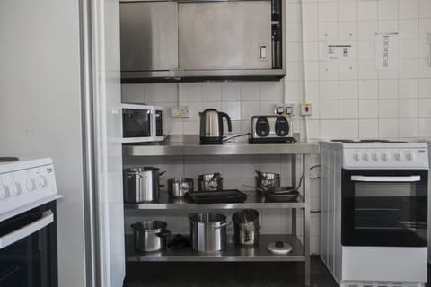 Full-size fridge, microwave, oven, stovetop