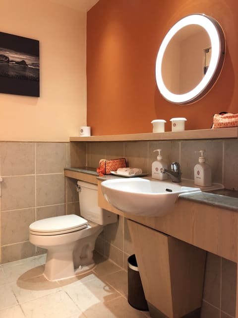 Sea Breeze Room - Queen | Bathroom | Combined shower/tub, free toiletries, hair dryer, towels