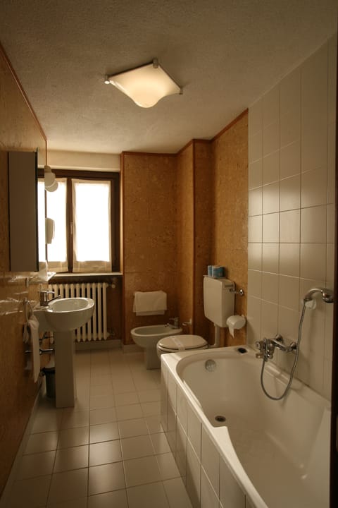 Quadruple Room | Bathroom | Free toiletries, hair dryer, bidet, towels