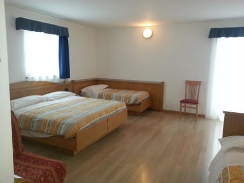 Triple Room, Mountain View | In-room safe, desk, free cribs/infant beds, free WiFi