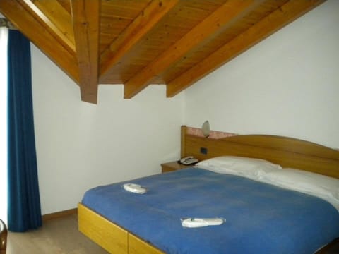 Double Room | In-room safe, desk, free cribs/infant beds, free WiFi