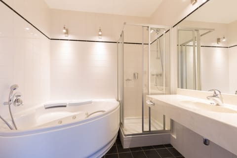 Suite | Bathroom | Combined shower/tub, eco-friendly toiletries, hair dryer, towels