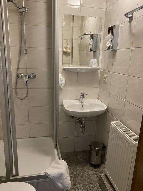 Single Room | Bathroom | Shower, hair dryer, towels