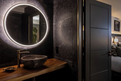 Luxury Suite, 1 King Bed, Mountain View | Bathroom | Hair dryer, towels, soap, shampoo