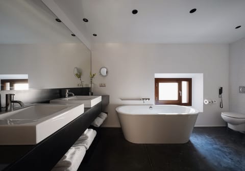 Superior Duplex, Jetted Tub | Bathroom | Separate tub and shower, jetted tub, rainfall showerhead