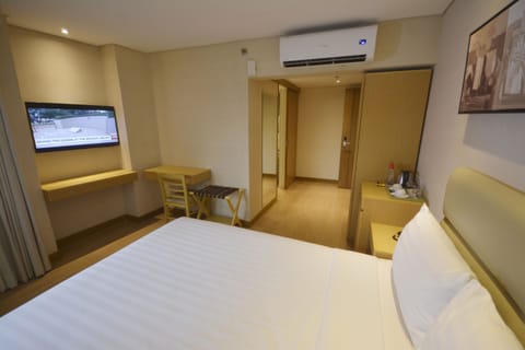 Business Room, 1 Queen Bed | Minibar, in-room safe, desk, laptop workspace