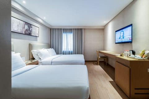 Business Triple Room | Minibar, in-room safe, desk, laptop workspace