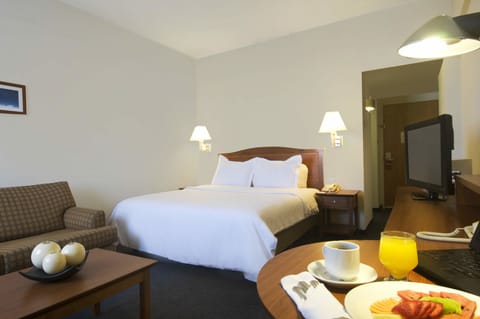 Superior Room, 1 King Bed | Room service - dining