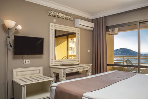 Standard Room, Sea View | Minibar, in-room safe, desk, soundproofing