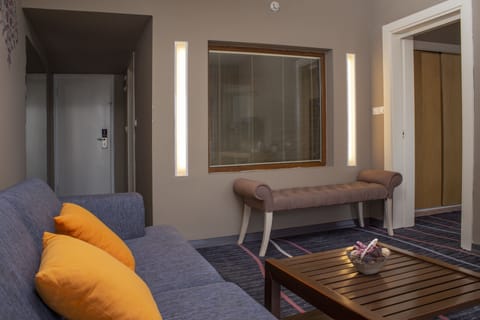 Classic Suite | Minibar, in-room safe, desk, soundproofing