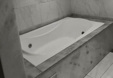Deluxe Suite | Jetted tub