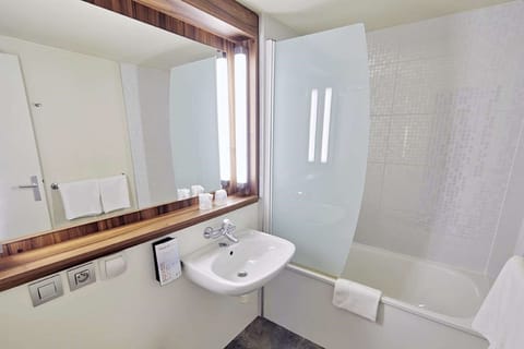 Combined shower/tub, eco-friendly toiletries, hair dryer, towels