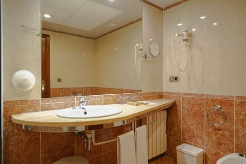 Combined shower/tub, hair dryer, towels